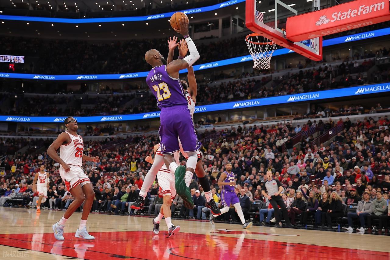 历史首人!詹姆斯下半场太辣眼!打爆公牛,东契奇狂轰46+7+11!